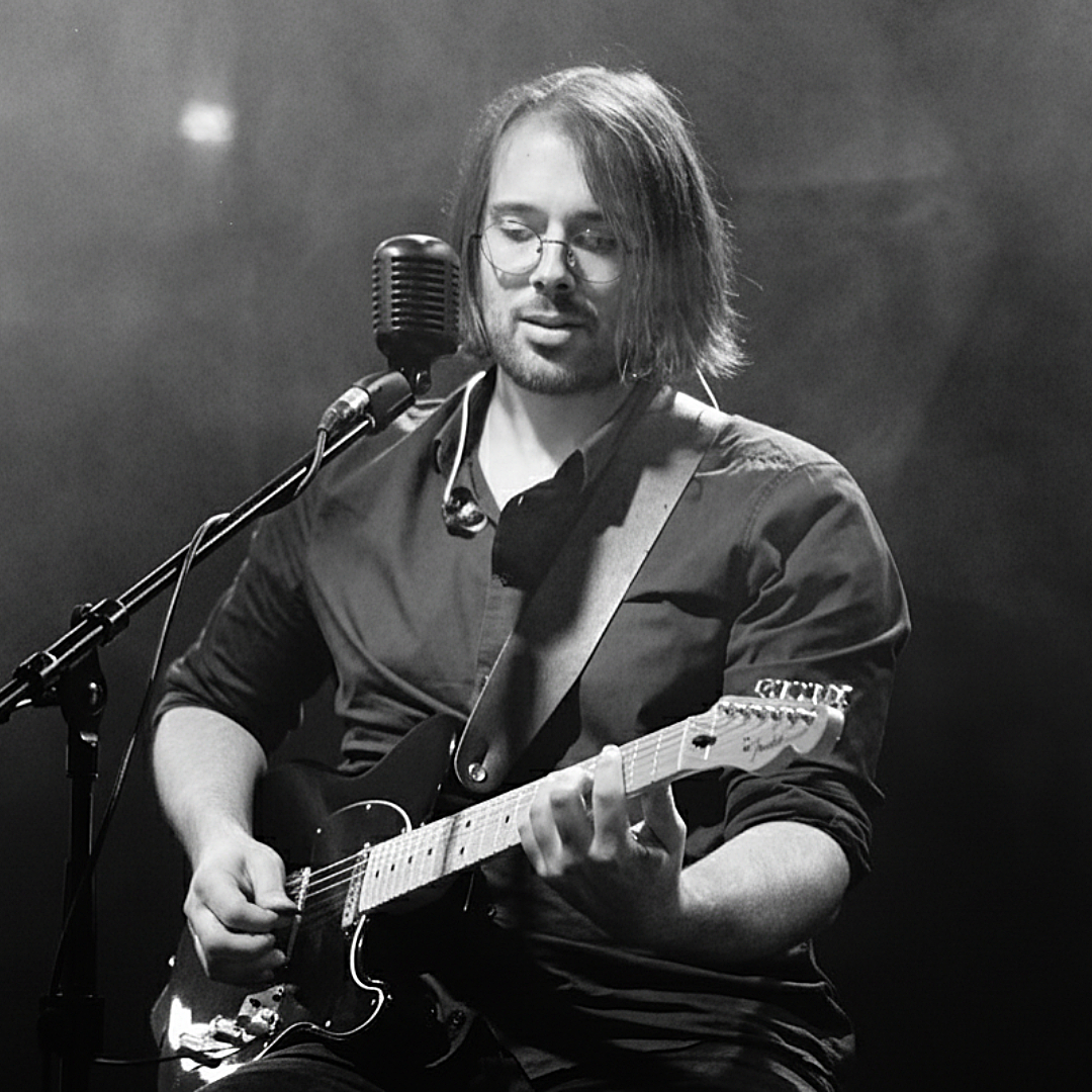 Clément Vigier chanteur guitariste en prestation